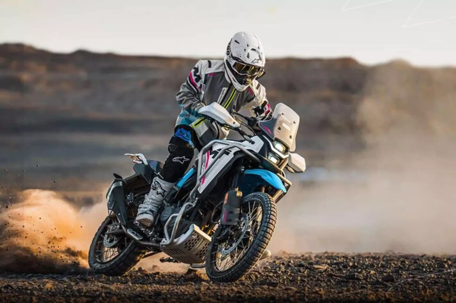 Moto chinesa chega ao Brasil por R$ 35 mil e mira diretamente as aventureiras mais conhecidas do mercado