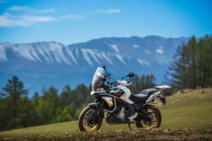 A novidade chega acompanhada da abertura das primeiras concessionárias da fabricante chinesa e amplia a concorrência no segmento de motos voltadas para viagens e uso misto.