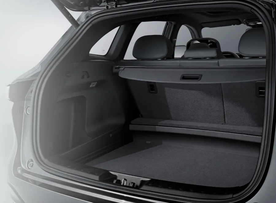O porta-malas de 725 litros é um dos maiores atrativos do Caoa Changan CS75. O espaço supera muitos SUVs mais caros e permite transportar bagagens volumosas sem apertos em viagens ou no uso familiar diário.