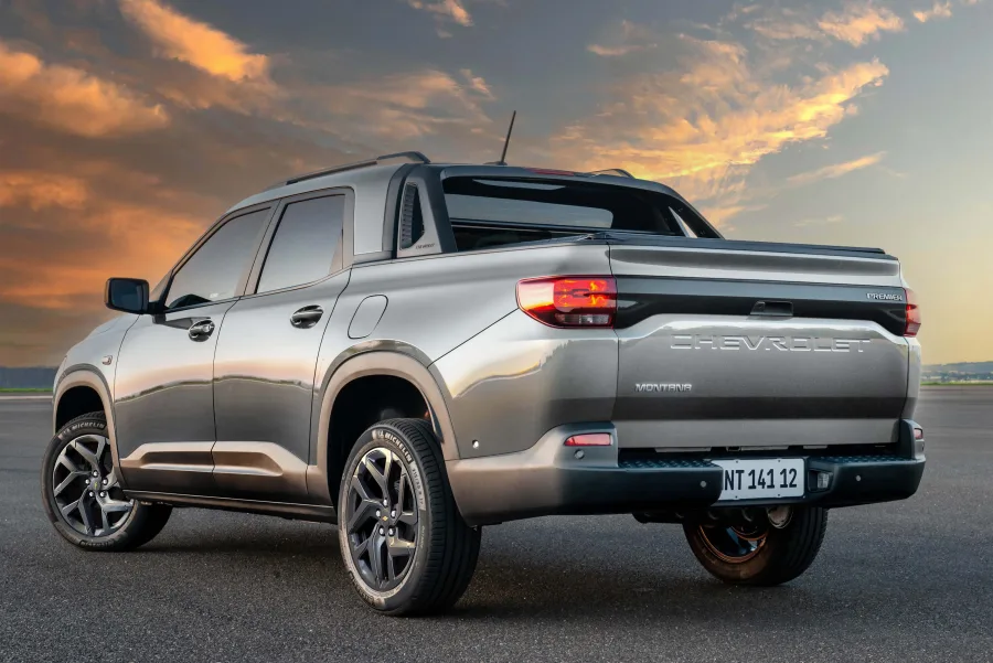 Chevrolet Montana 2027 chega ao Brasil com acabamento melhor, mais itens de série e preços reajustados. A picape tenta parecer menos simples por dentro