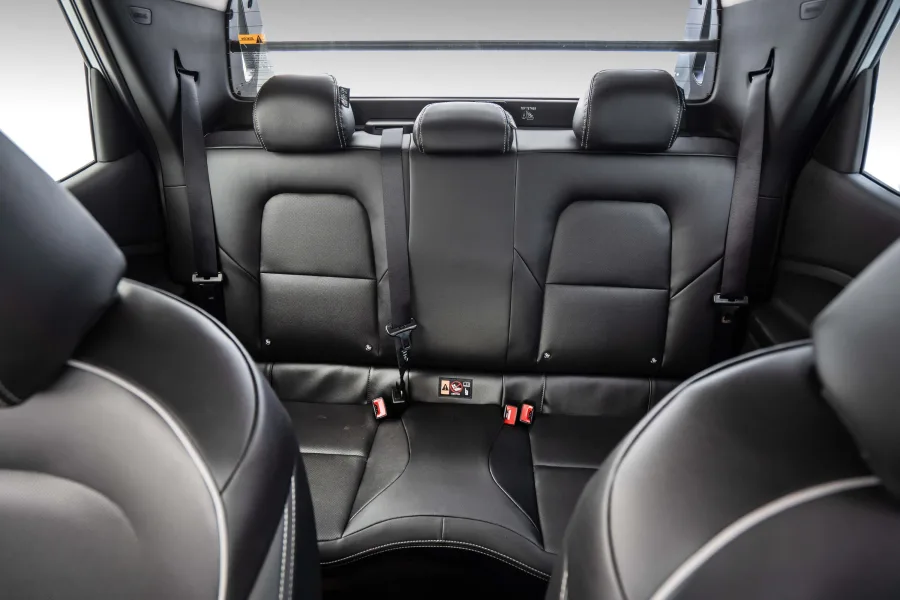 O sensor de estacionamento traseiro agora vem em todas as versões. Na prática, a Chevrolet colocou na linha inteira um item básico para uso urbano.