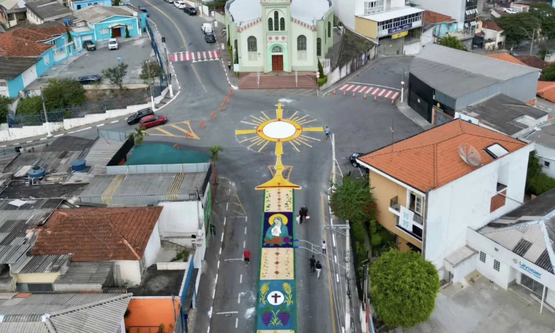 Corpus Christi em Itapevi revelou cenas que emocionaram moradores e surpreenderam fiéis com tapetes e muita fé