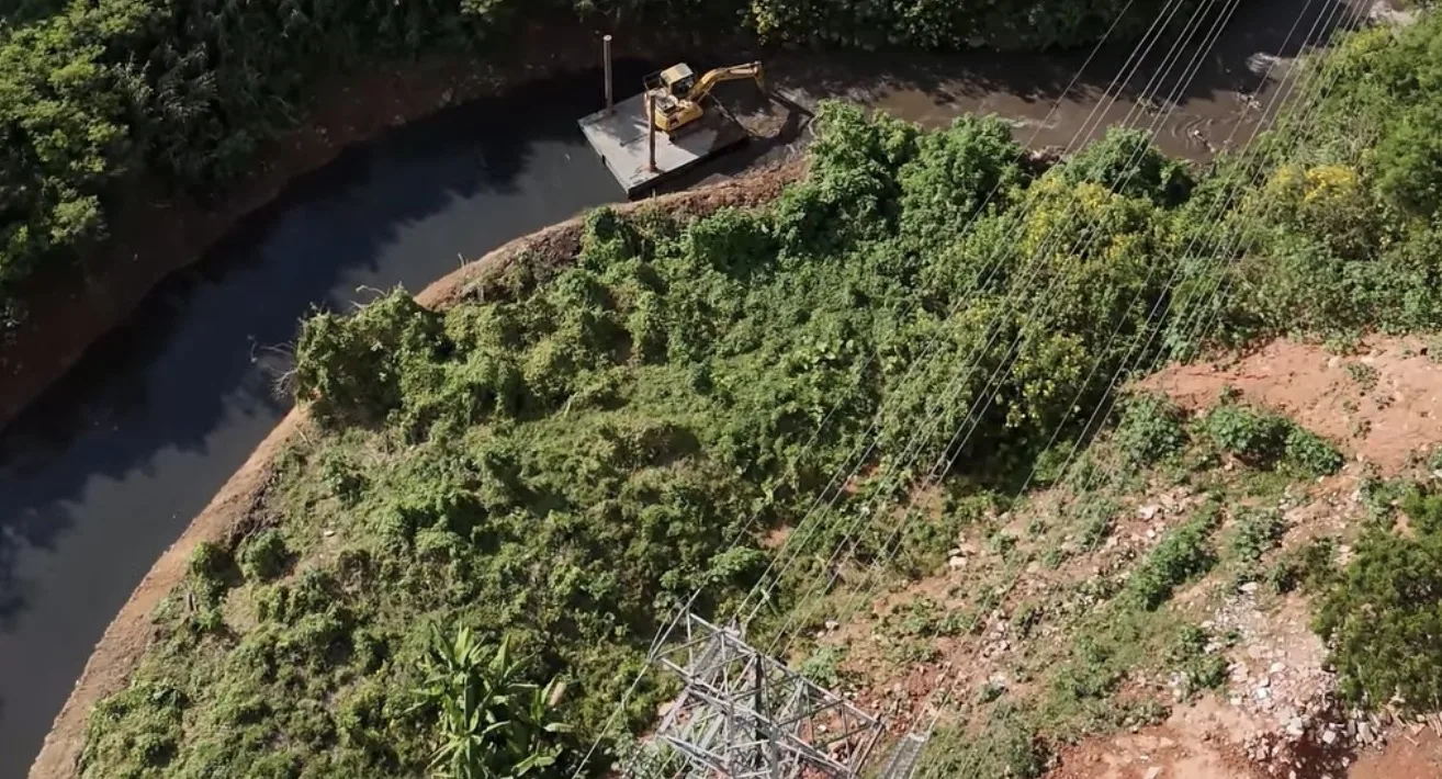 Desassoreamento do Rio Cotia avança para reduzir enchentes e melhorar escoamento da água em Carapicuíba
