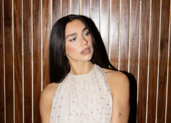 Casamento de Dua Lipa e Callum Turner virou alvo de protestos: Entenda a polêmica que tomou Palermo