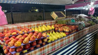 São Paulo tem 28 feiras que funcionam até 21h: descubra onde comprar alimentos frescos depois do trabalho e quais bairros entram na rota