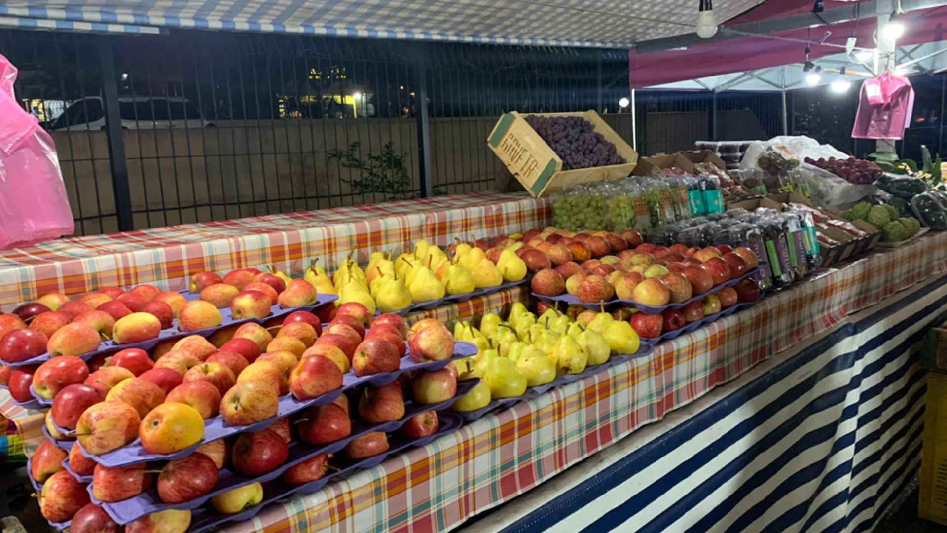 São Paulo tem 28 feiras que funcionam até 21h: descubra onde comprar alimentos frescos depois do trabalho e quais bairros entram na rota