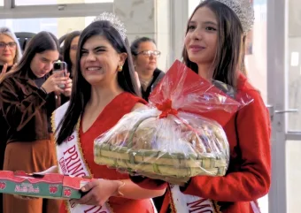 Rainha e princesa visitaram Campo Limpo Paulista e entregaram convite da 42ª Festa do Morango
