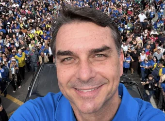 Marcha para Jesus 2026 reuniu Flávio Bolsonaro ao lado de Tarcísio de Freitas e dividiu espaço com Jorge Messias