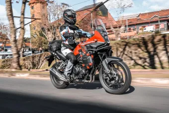 Honda NX500 2027 chega às concessionárias com nova opção de cor, motor bicilíndrico de 49,6 cv, pacote tecnológico completo e preço sugerido de R$ 46.260