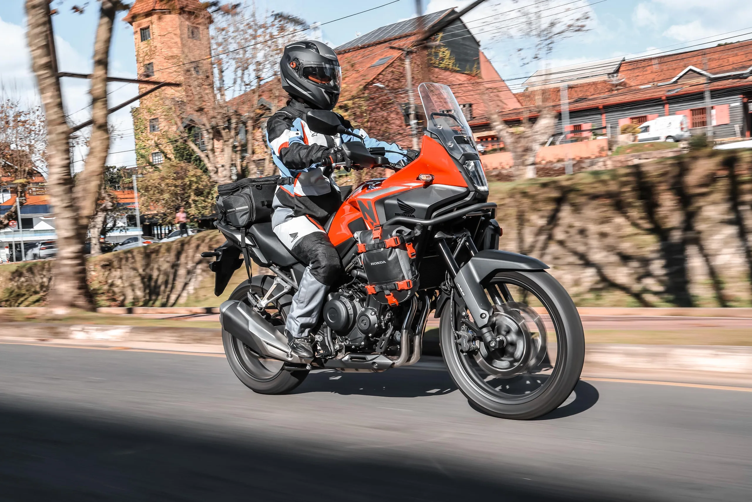 Honda NX500 2027 chega às concessionárias com nova opção de cor, motor bicilíndrico de 49,6 cv, pacote tecnológico completo e preço sugerido de R$ 46.260