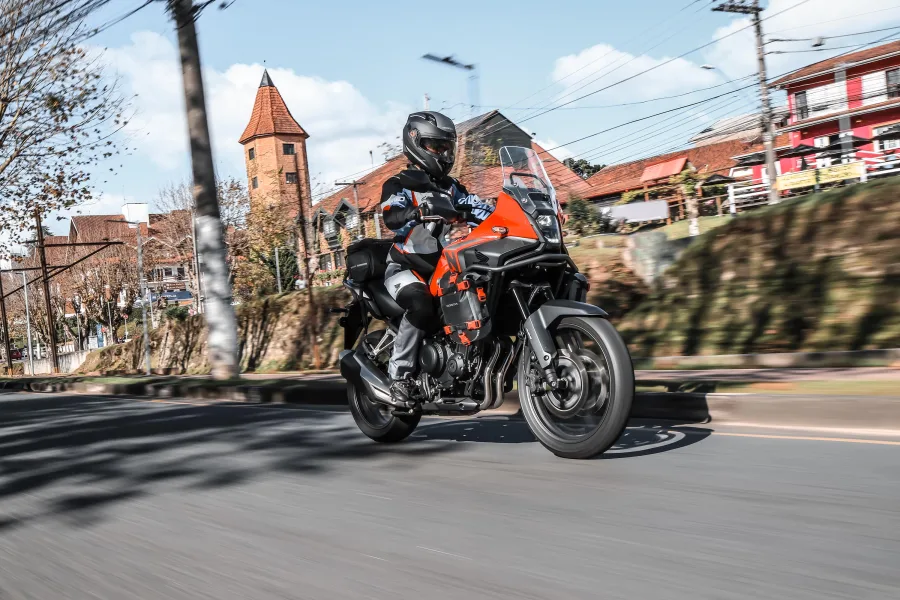 A Honda NX500 2027 chega em junho por R$ 46.260, com garantia de 3 anos e revisões a cada 6.000 km ou 6 meses.