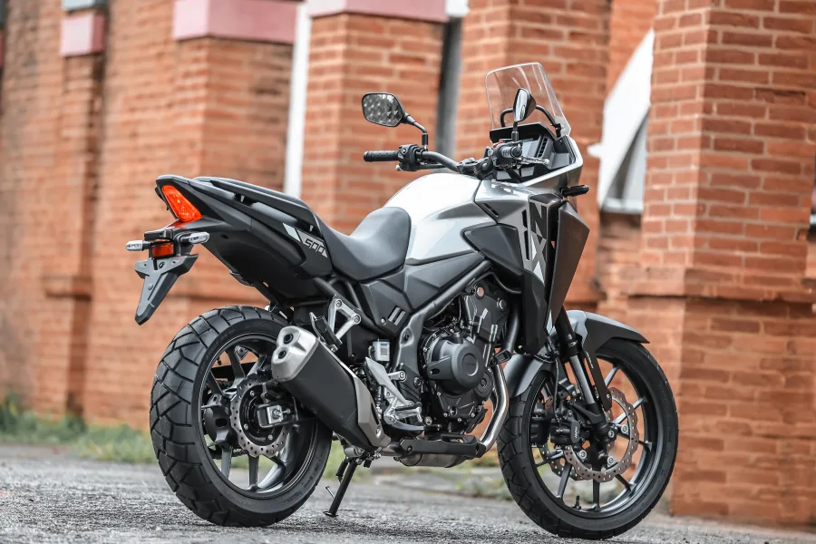 A moto mantém motor bicilíndrico de 49,6 cv, câmbio de seis marchas e embreagem assistida e deslizante, bom pacote para estrada.