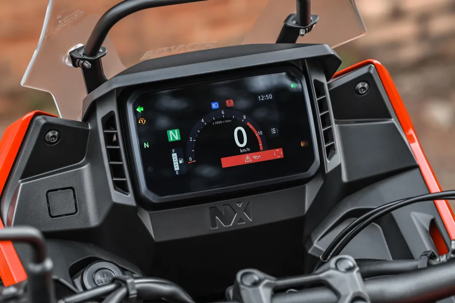 O painel TFT de 5 polegadas, o controle de torque HSTC e a iluminação em LED deixam a NX500 atual sem transformar tudo em firula