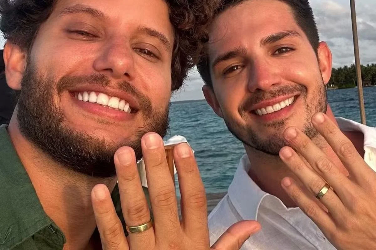 Igor Cosso, ator de novelas da Globo e da Record, oficializou a união com Heron Leal no Rio de Janeiro
