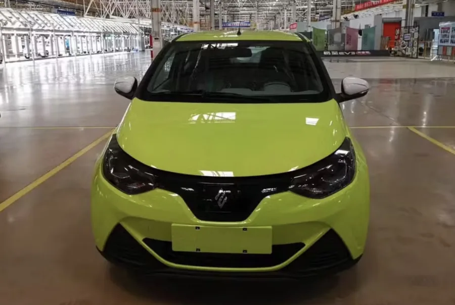 Importado pela E-Motors, o hatch elétrico chega ao mercado focado em frotas, autoescolas e consumidores que procuram mobilidade elétrica de baixo custo, com autonomia declarada de até 201 km.