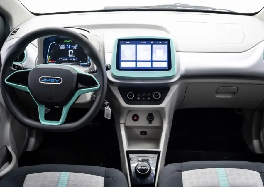 Além do preço competitivo, o compacto ganhou destaque por oferecer um sistema que simula câmbio manual e pedal de embreagem, algo raro entre veículos elétricos.