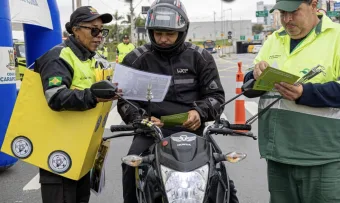 Maio Amarelo: Motociclistas receberam item que pode evitar acidentes graves em ação de trânsito em Carapicuíba