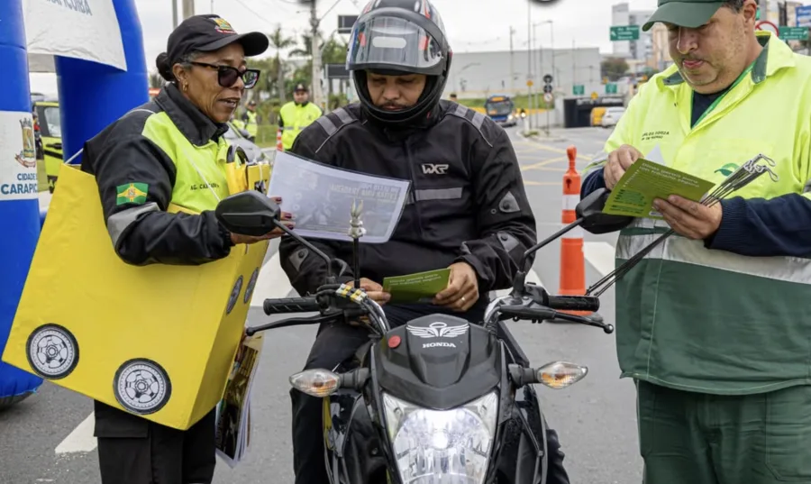 Maio Amarelo: Motociclistas receberam item que pode evitar acidentes graves em ação de trânsito em Carapicuíba