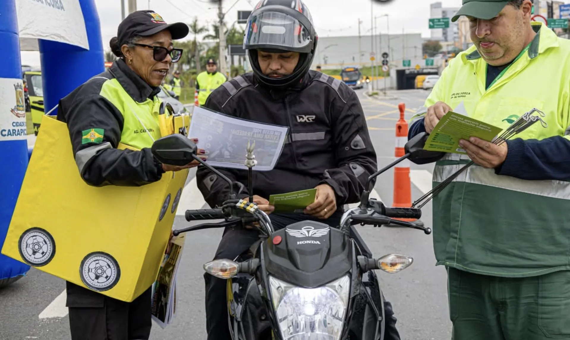 Maio Amarelo: Motociclistas receberam item que pode evitar acidentes graves em ação de trânsito em Carapicuíba