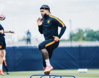 Memphis Depay vai jogar na Copa 2026? Holanda deixou o jogador no banco em estréia contra Japão