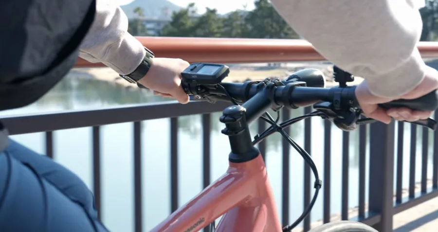A Panasonic apresentou uma nova bicicleta elétrica com autonomia de até 90 km, freios hidráulicos e estrutura reforçada para uso urbano.