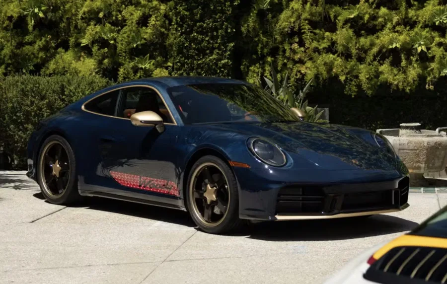 Já a versão dedicada à Jessie parte de um 911 Targa 4 GTS. O carro recebeu cores inspiradas no figurino da personagem e acabamento exclusivo.