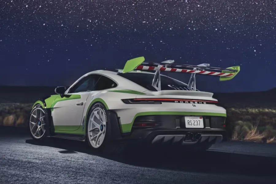 O modelo inspirado em Buzz Lightyear usa como base o 911 GT3 RS, com pintura branca, verde e roxa, além de detalhes ligados ao universo espacial.