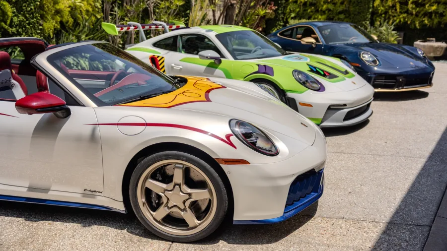 Porsche criou versões únicas do 911 inspiradas em Woody, Buzz Lightyear e Jessie para celebrar a estreia mundial de Toy Story 5
