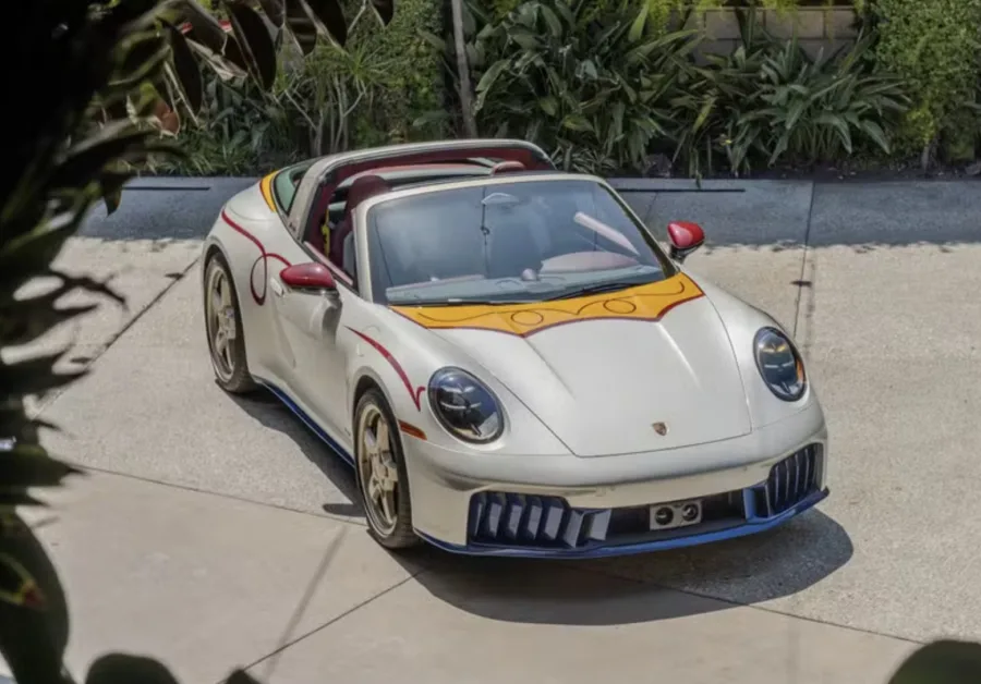 Woody foi homenageado em um 911 Carrera T com pintura que reproduz visual de jeans desgastado e cabine inspirada no famoso xerife da franquia.