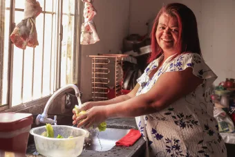 Mulher de Itaquaquecetuba que guardava agua em garrafas pet ganhar uma caixa d’água e isso mudou sua vida