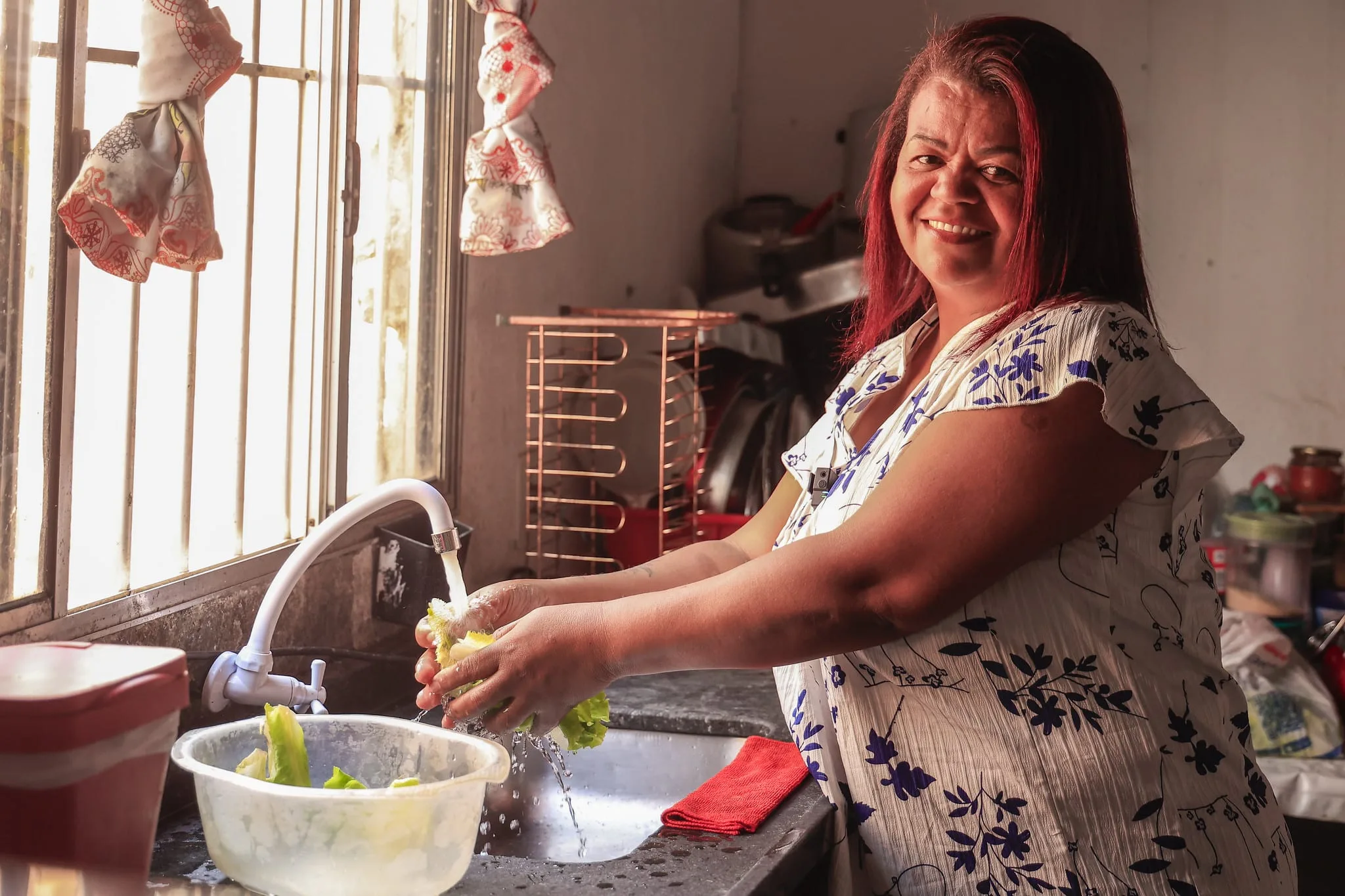 Mulher de Itaquaquecetuba que guardava agua em garrafas pet ganhar uma caixa d’água e isso mudou sua vida