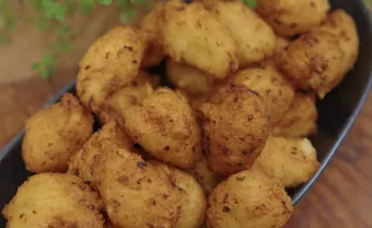 Petisco para Copa do Mundo: Receita de Bolinho de mandioca frito; Fácil de fazer e ótimo para comer com amigos e família