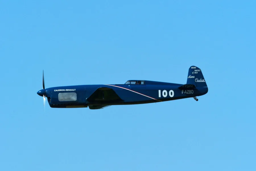 Quase 90 anos após entrar para a história da aviação francesa, o Renault Caudron Rafale voltou aos céus diante do público em um evento na França.