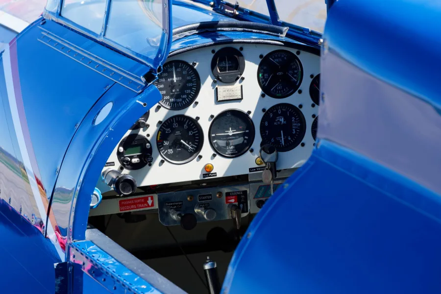 O Caudron Rafale ficou famoso em 1934 após ajudar Hélène Boucher a quebrar o recorde mundial feminino de velocidade, tornando-se um símbolo da época.