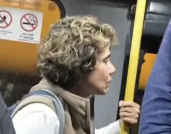 Turista espanhola é presa em Guarulhos (SP) por injúria racial; entenda por que uma ofensa no avião pode levar a pena de 2 a 5 anos