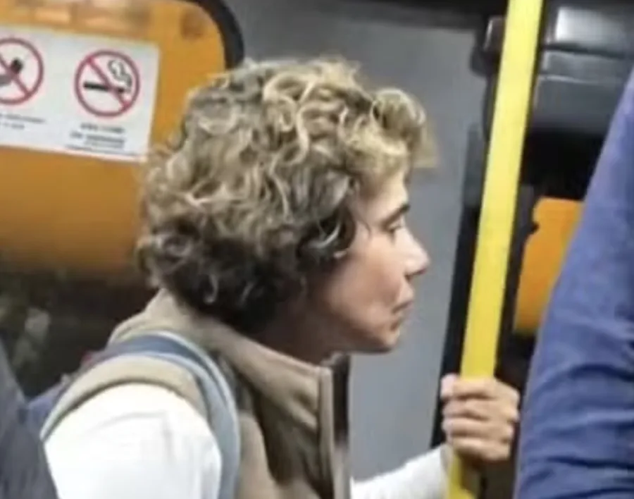 Turista espanhola é presa em Guarulhos (SP) por injúria racial; entenda por que uma ofensa no avião pode levar a pena de 2 a 5 anos