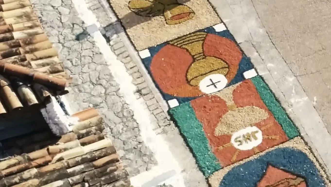 Carapicuíba celebra Corpus Christi com tapetes coloridos e missa na Praça da Aldeia