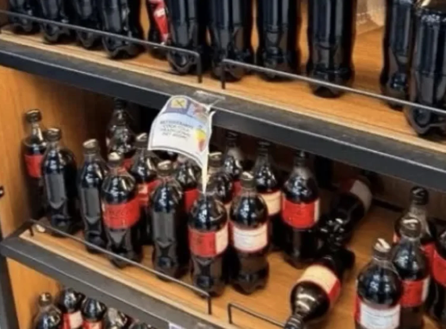 Coca-Cola está recolhendo garrafas da Copa? O problema com as figurinhas surpreendeu até o varejo