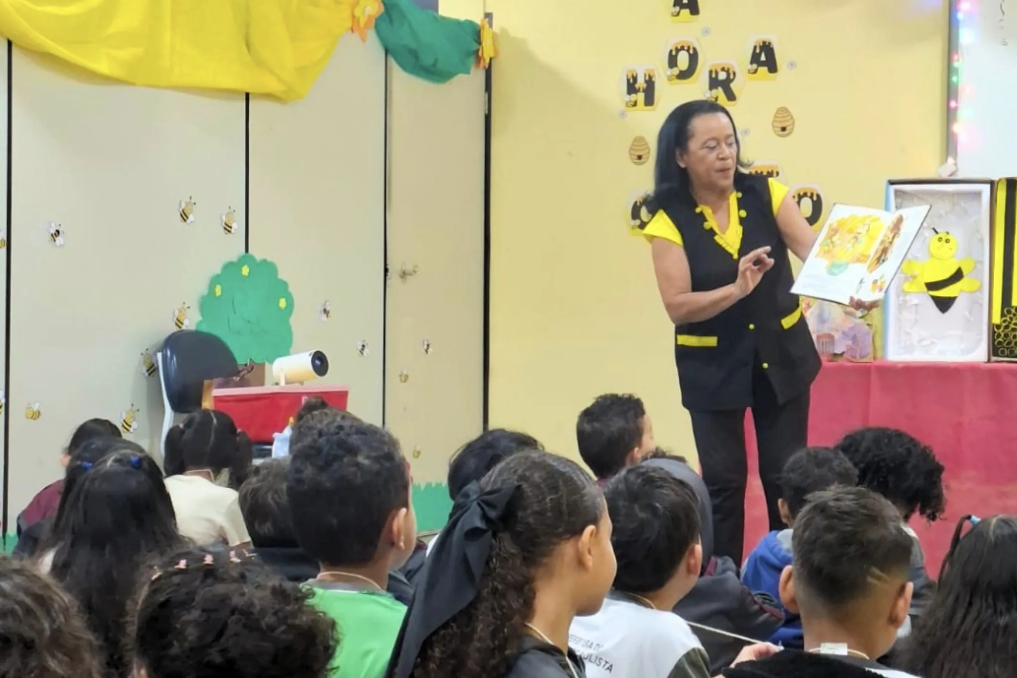Hora do Conto transforma leitura em experiência interativa para alunos de Campo Limpo Paulista