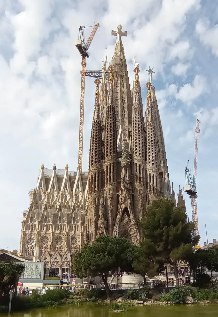 Barcelona reuniu milhares de fiéis para acompanhar a cerimônia que marcou a inauguração da nova torre da Sagrada Família, coincidindo com o centenário da morte de Antoni Gaudí. - Foto: Canaan / Wikipedia