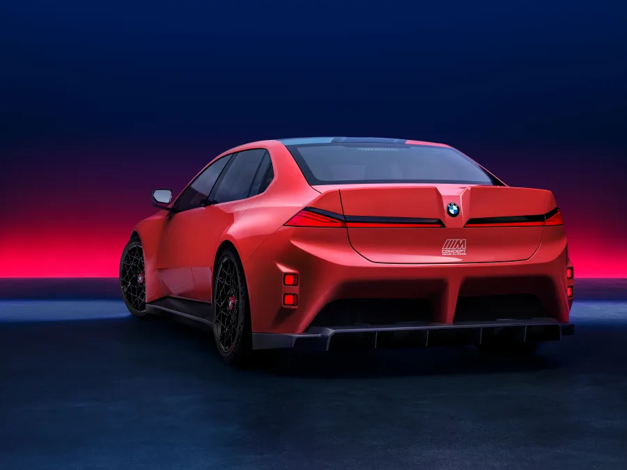 O conceito foi revelado durante as 24 Horas de Le Mans. A BMW confirmou que o esportivo elétrico não substituirá a futura versão a combustão, que seguirá existindo.