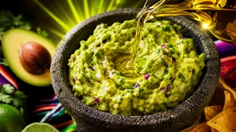 Mexicanos revelam o ingrediente inesperado que deixa o guacamole muito mais cremoso; Fio de azeite deixa a receita perfeita