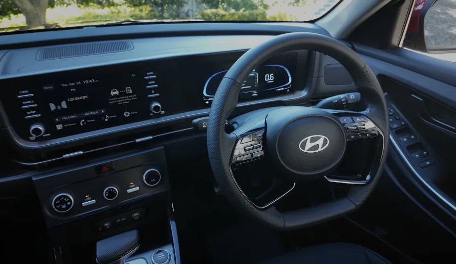 ADAS nível 2, câmera 360, teto panorâmico, bancos ventilados e seis airbags deixam o Alcazar com cara de SUV mais caro