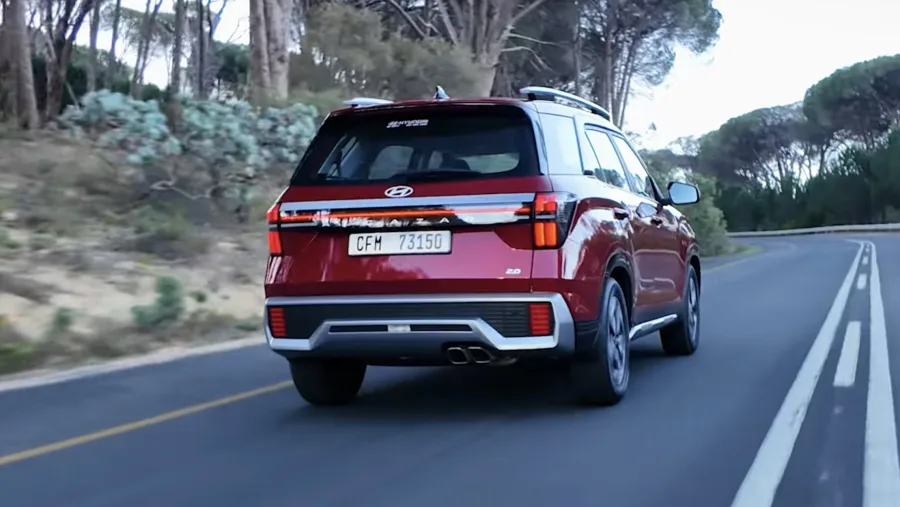 Enquanto SUVs familiares passam de R$ 250 mil no Brasil, o Hyundai Alcazar reúne sete lugares, câmera 360°, teto panorâmico e motor turbo por valor equivalente a R$ 76 mil.
