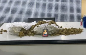 Homem tenta escapar da PM, joga mochila em casa e acaba preso com quase 5 kg de maconha em Jandira (SP)
