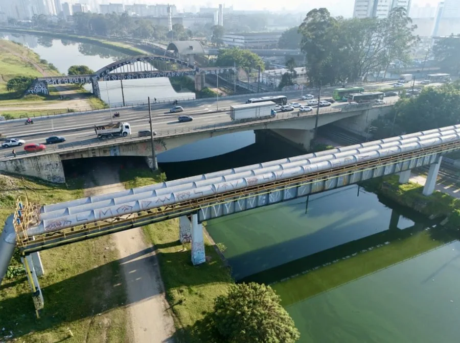 A recuperação do Rio Pinheiros avança com retirada recorde de resíduos, expansão do saneamento e desassoreamento. Usuários da região já relatam mudanças visíveis na paisagem e na qualidade ambiental.