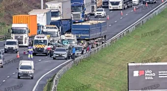 Engavetamento entre carros e carreta provoca interdição e congestionamento na Rodovia dos Bandeirantes em Jundiaí