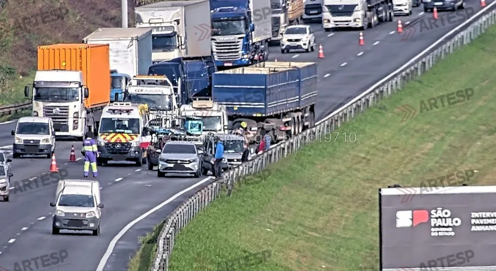 Engavetamento entre carros e carreta provoca interdição e congestionamento na Rodovia dos Bandeirantes em Jundiaí
