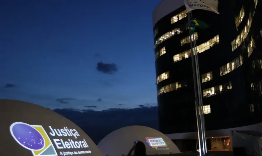 A discussão no TSE sobre uma pesquisa de intenção de voto para presidente foi interrompida nesta terça-feira. O caso envolve a AtlasIntel e pode influenciar futuras regras para levantamentos eleitorais. - © Fabio Rodrigues Pozzebom/Agência Brasil
