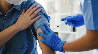 Tomou a vacina da dengue do Butantan? Saiba quais sintomas exigem atenção e quando procurar o SUS